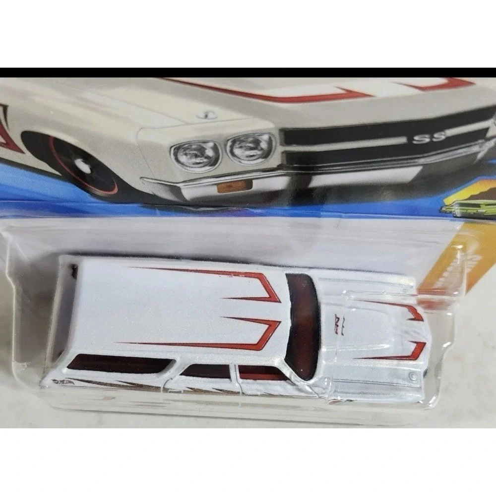 2026 Hot Wheels, '70 Chevelle SS Wagon‎ White, Gold Flames Red Pinstripes USA